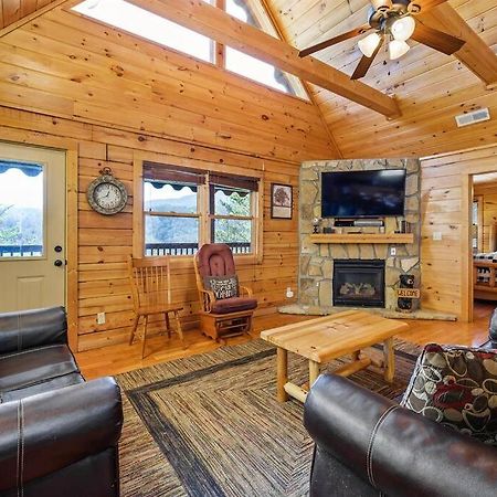 Spacious Smokies Cabin - Hot Tub With Mountain Views Гатлинбург Экстерьер фото