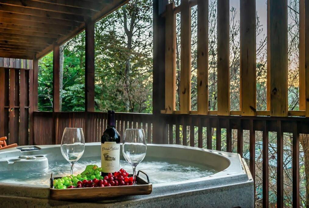 Spacious Smokies Cabin - Hot Tub With Mountain Views Гатлинбург Экстерьер фото