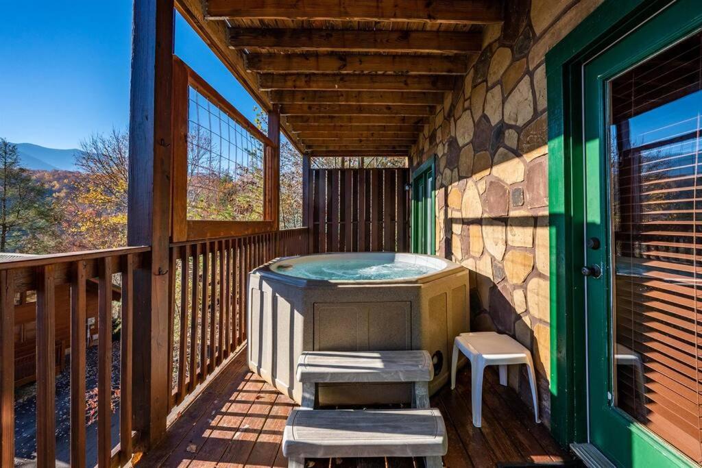 Spacious Smokies Cabin - Hot Tub With Mountain Views Гатлинбург Экстерьер фото