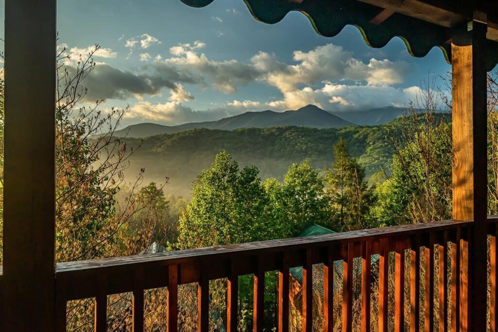 Spacious Smokies Cabin - Hot Tub With Mountain Views Гатлинбург Экстерьер фото