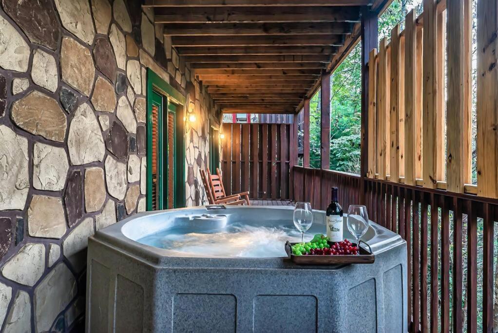 Spacious Smokies Cabin - Hot Tub With Mountain Views Гатлинбург Экстерьер фото