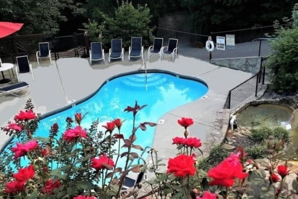 Spacious Smokies Cabin - Hot Tub With Mountain Views Гатлинбург Экстерьер фото