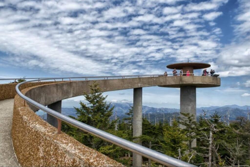 Spacious Smokies Cabin - Hot Tub With Mountain Views Гатлинбург Экстерьер фото