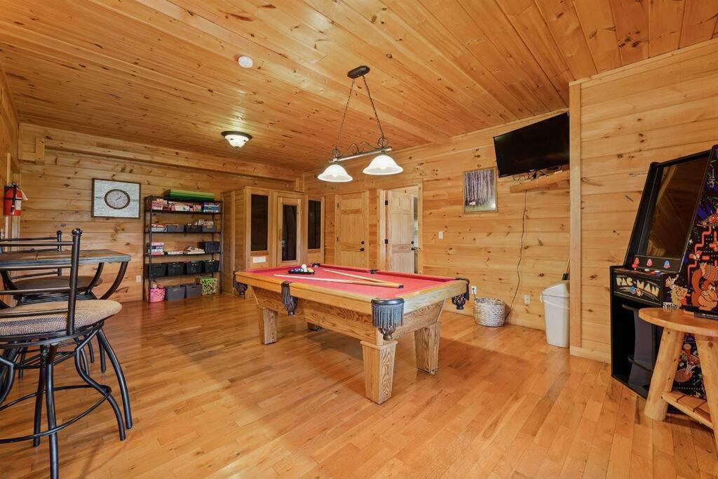 Spacious Smokies Cabin - Hot Tub With Mountain Views Гатлинбург Экстерьер фото