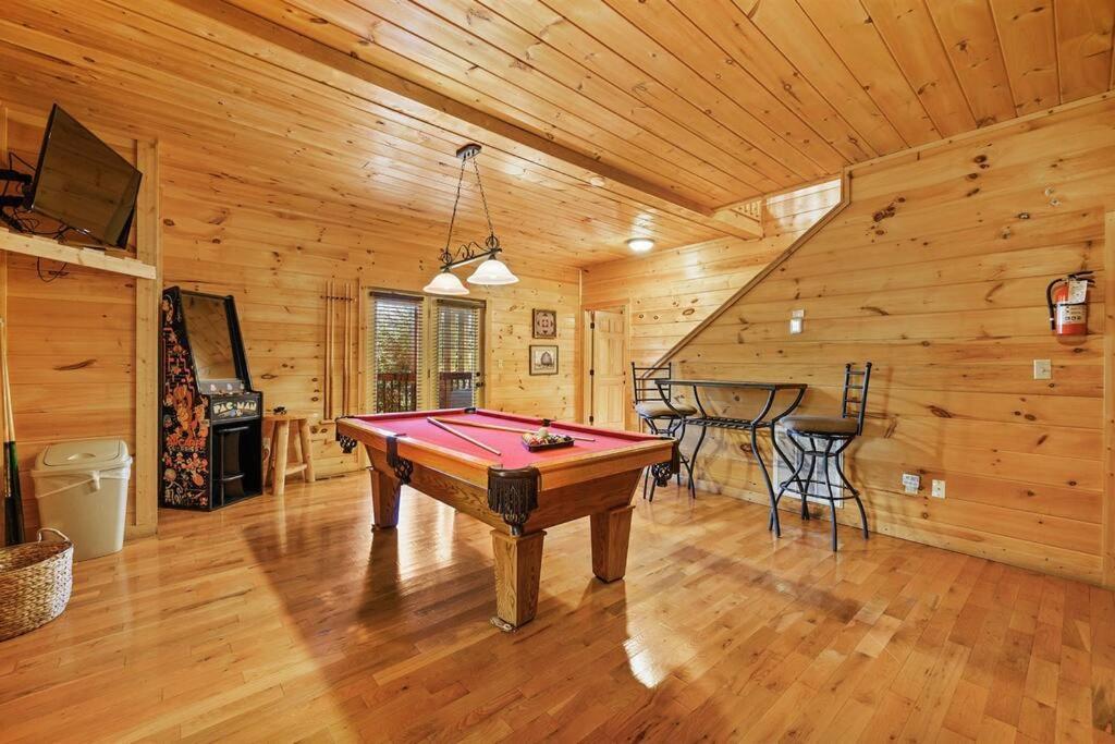 Spacious Smokies Cabin - Hot Tub With Mountain Views Гатлинбург Экстерьер фото