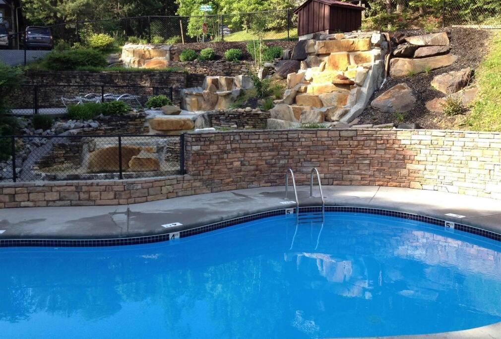 Spacious Smokies Cabin - Hot Tub With Mountain Views Гатлинбург Экстерьер фото