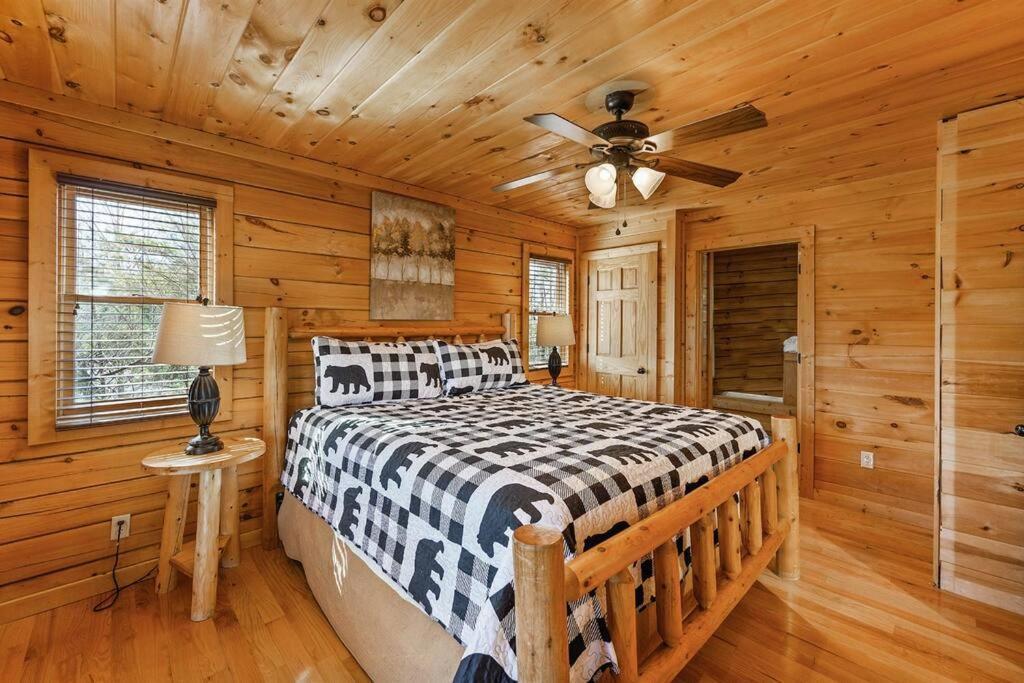 Spacious Smokies Cabin - Hot Tub With Mountain Views Гатлинбург Экстерьер фото