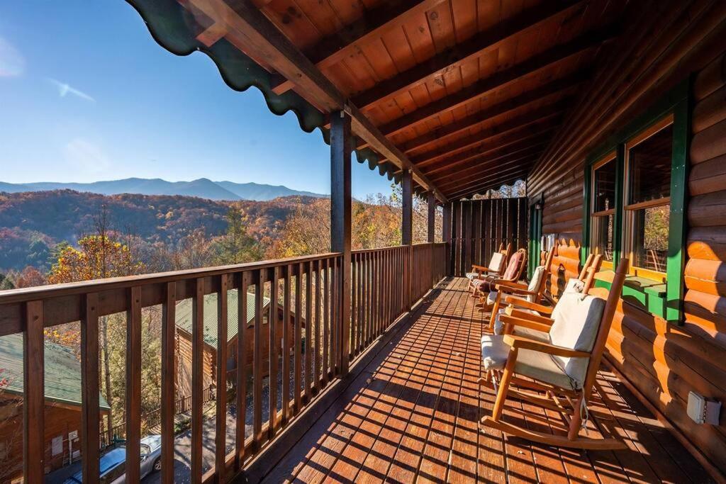 Spacious Smokies Cabin - Hot Tub With Mountain Views Гатлинбург Экстерьер фото