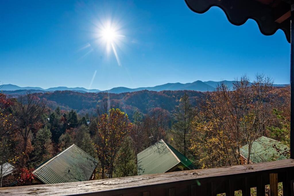 Spacious Smokies Cabin - Hot Tub With Mountain Views Гатлинбург Экстерьер фото