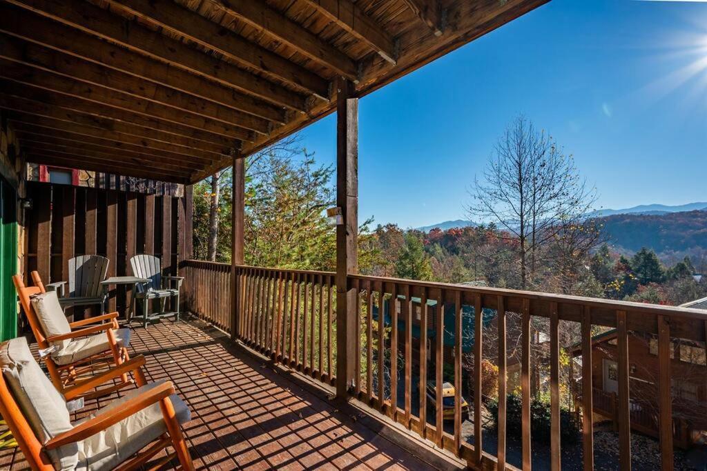 Spacious Smokies Cabin - Hot Tub With Mountain Views Гатлинбург Экстерьер фото