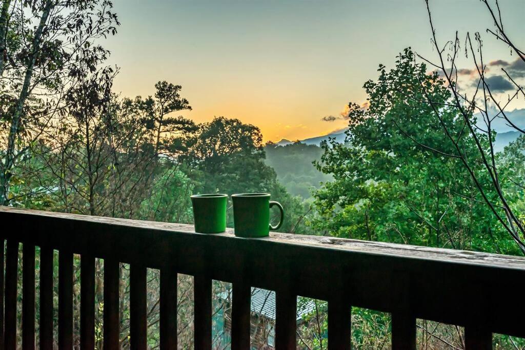 Spacious Smokies Cabin - Hot Tub With Mountain Views Гатлинбург Экстерьер фото