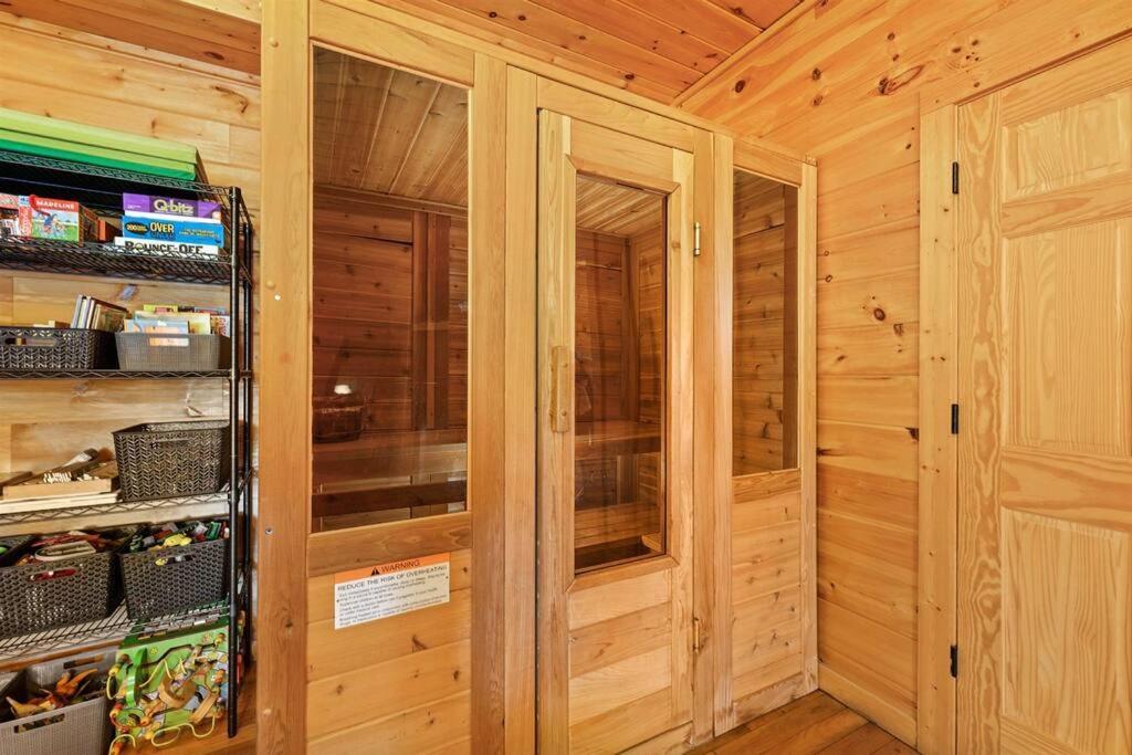 Spacious Smokies Cabin - Hot Tub With Mountain Views Гатлинбург Экстерьер фото