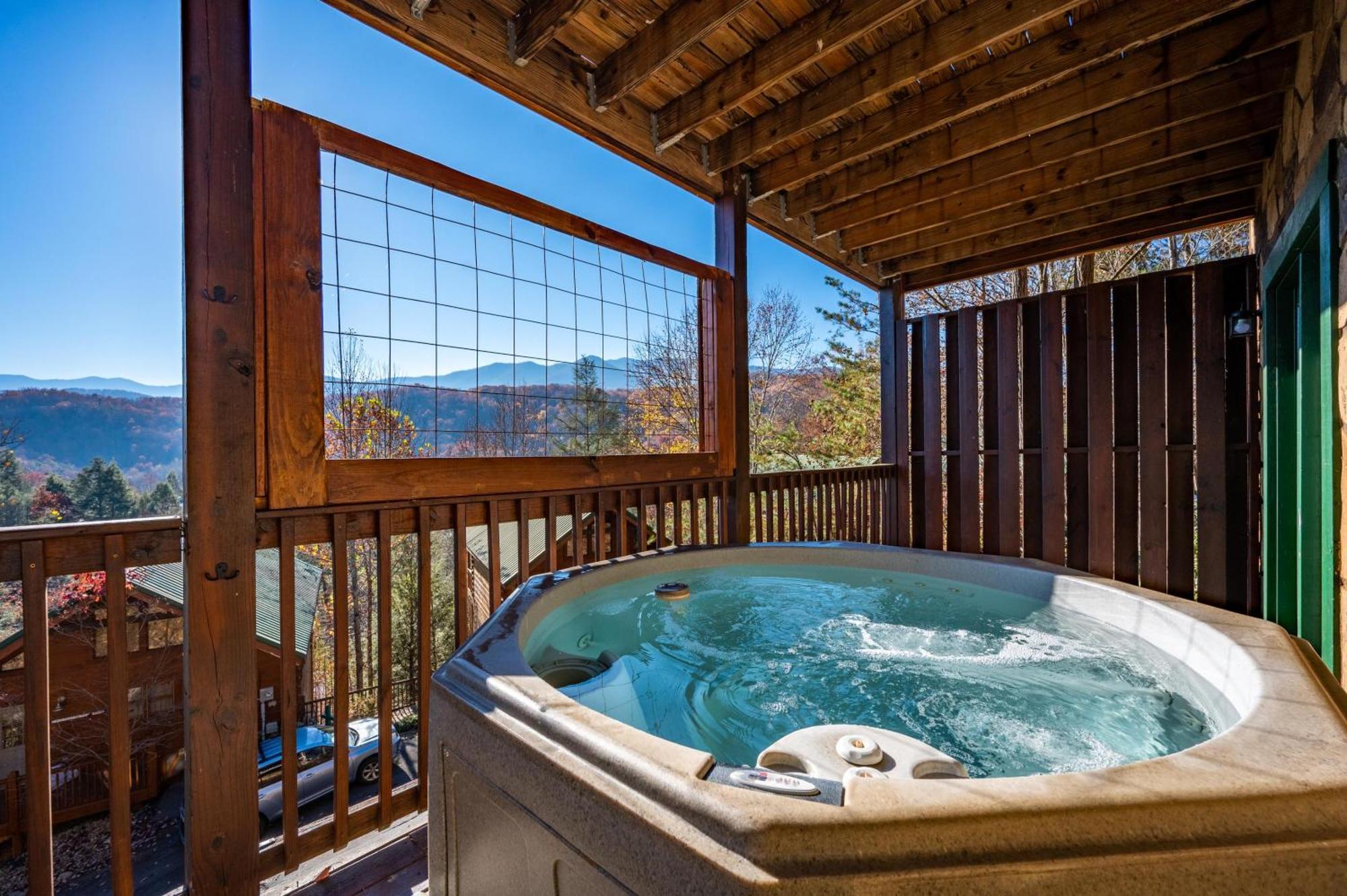 Spacious Smokies Cabin - Hot Tub With Mountain Views Гатлинбург Экстерьер фото