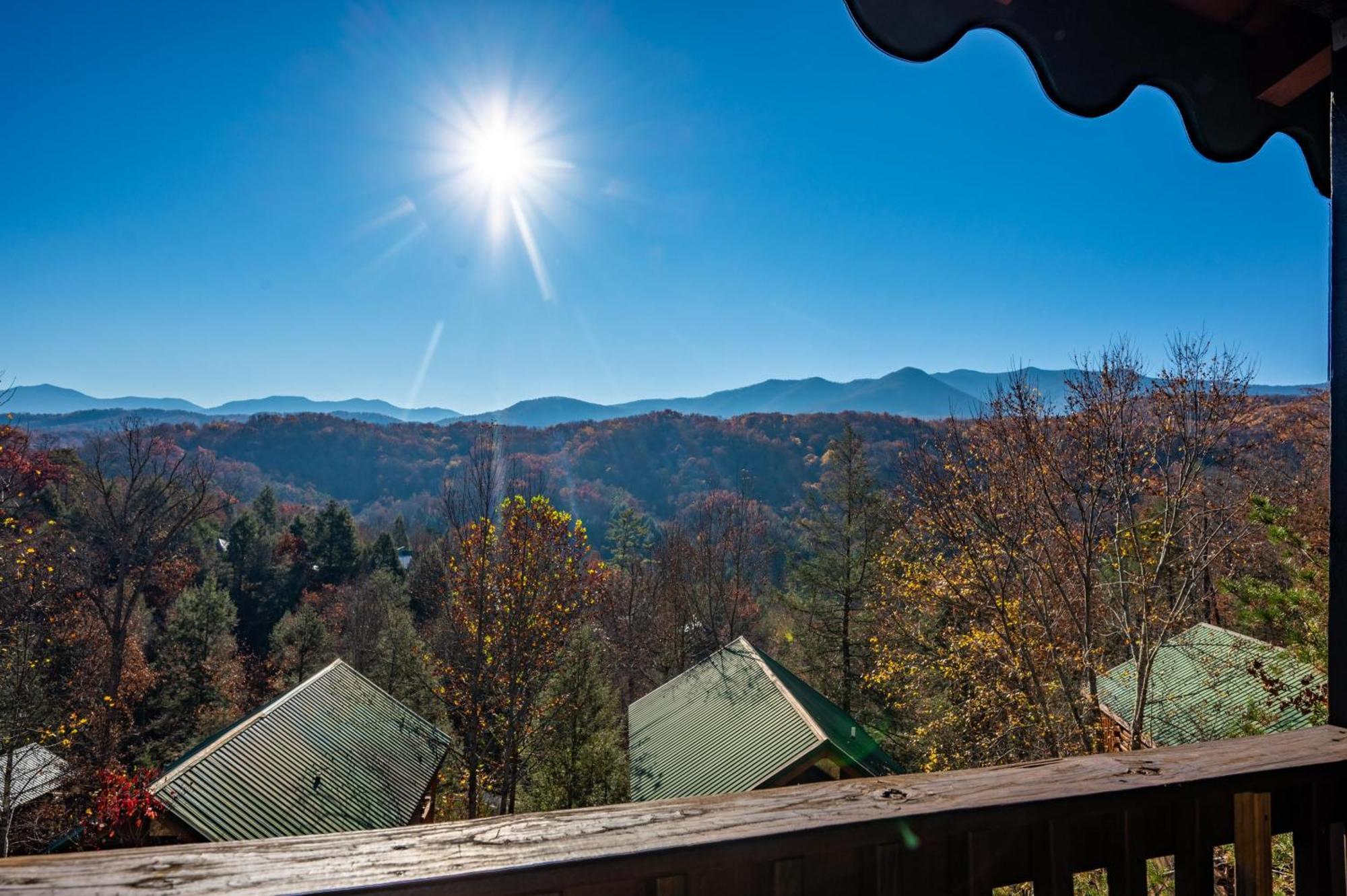 Spacious Smokies Cabin - Hot Tub With Mountain Views Гатлинбург Экстерьер фото